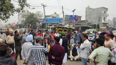 Photo of पुलिस थाने के बाहर लोगों ने लगाया धरना, जानें क्या है मामला