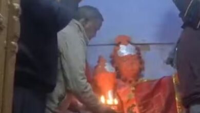 Photo of यूपी: संभल के शिव मंदिर में की गई आरती, श्रद्धालुओं ने किया पूजा पाठ