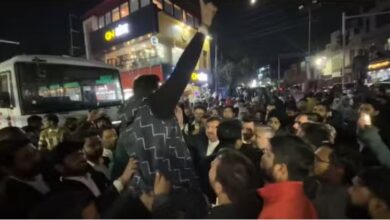 Photo of ट्रैफिक पुलिसकर्मी की बदसलूकी पर वकीलों ने किया विरोध प्रदर्शन