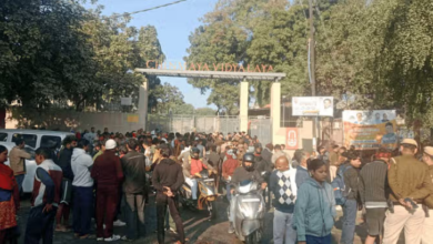 Photo of दिल्ली: छात्र का शव लेकर स्कूल पहुंचे परिजन, गेट के बाहर जमकर प्रदर्शन