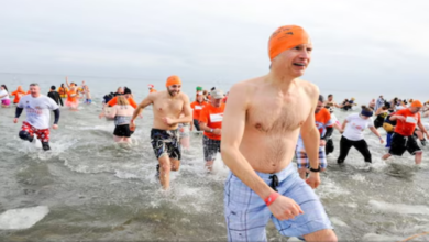 Photo of न्यू ईयर पर यहां जमा होते हैं सैकड़ों लोग, बर्फीले पानी में लगाते हैं डुबकी!