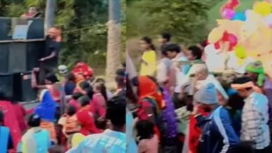 Photo of आगे बज रहा था डीजे, पीछे नाच रही थीं औरतें, बारात समझ पलटे लोग