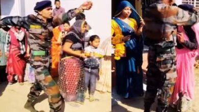 Photo of सरकारी नौकरी पाकर लौटा बेटा, मां को यूं दी सलामी, देखने पहुंच गया पूरा गांव