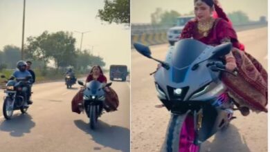 Photo of पार्लर से तैयार होकर यूं निकली दुल्हन, लहंगे में बाइक से तलाशने लगी ‘दूल्हा’