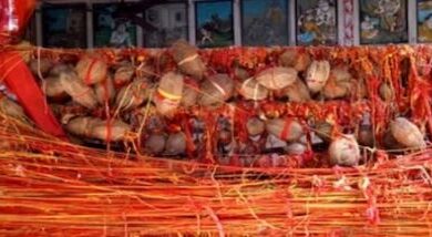 Photo of बड़े अरमानों से मंदिर में बांधा मन्नत का धागा, अचानक चाकू लेकर आया शख्स