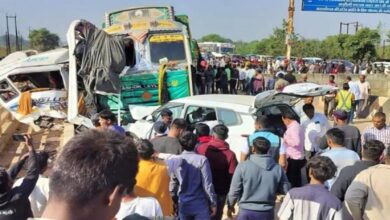 Photo of महाकुंभ से लौट रहे श्रद्धालुओं की मिनी बस की ट्रक से टक्कर