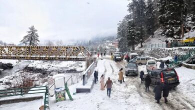 Photo of कश्मीर-हिमाचल में हिमपात और वर्षा ने बढ़ाई मुश्किलें, मुख्य सड़कें बंद; पढ़ें अन्य राज्यों का हाल