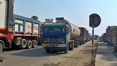 Photo of  यूपी-बिहार बॉर्डर पर 30 किलोमीटर लंबा जाम, 24 घंटे से फंसे लोग; कुंभ यात्री-ट्रक चालक भी परेशान