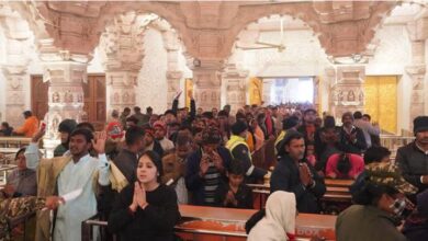 Photo of अयोध्या: श्रीराम मंदिर के बाहर घूम रहे दलाल, वीआईपी दर्शन के पास के नाम पर करते उगाही