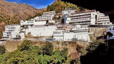 Photo of वैष्णो देवी मंदिर के भवन में सुरक्षा में सेंध, पिस्टल लेकर पहुंची महिला को पुलिस ने पकड़ा