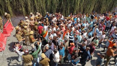 Photo of जम्मू कश्मीर: सचिवालय घेरने जा रहे कर्मियों ने हटाए बैरिकेड