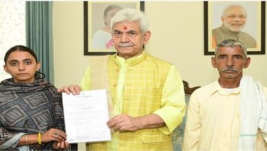 Photo of रियासी आतंकी हमले में शहीद अर्जुन शर्मा की बहन को मिली नौकरी