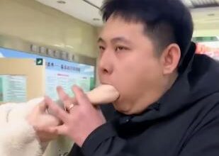 Photo of खाने के लिए रेस्टोरेंट गया था कपल, तभी मुंह में फंस गई प्रेमिका की उंगली, हालत देख डॉक्टर भी हैरान!