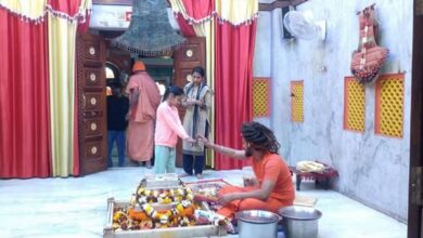 Photo of बाबा प्रसाद गिरी मंदिर में दुल्हेंडी पर करीब 300 वर्षों से चढ़ाए जा रहे पंखे, यह है समाधि की कहानी