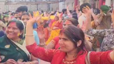 Photo of गोविंद देवजी में भजनों, नृत्य और पुष्प वर्षा के संग सजी ब्रज की होली, फागोत्सव में रंगों की बहार