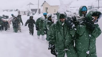 Photo of आठ फीट बर्फ और -8 डिग्री तापमान…11 घंटे के बचाव अभियान में एक मिनट भी नहीं रुके हिमवीर