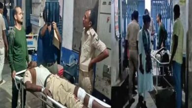 Photo of दो हजार ग्रामीणों के हमले में पुलिस टीम के 10 जवान घायल; एक के दोनों पैर टूटे और एक गंभीर