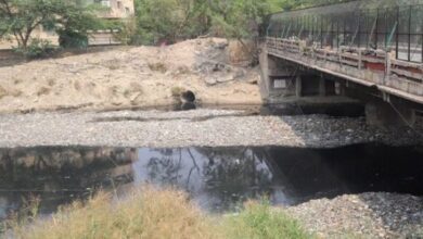 Photo of दिल्ली: नाले में गिर रहा गंदा पानी, सुना रहा लापरवाही की कहानी