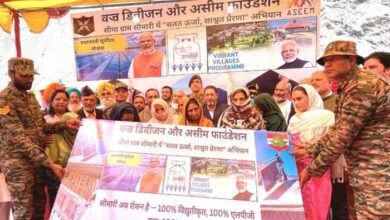 Photo of श्रीनगर: आजादी के दशकों बाद सिमारी गांव हुआ रोशन, जहां कभी टॉर्च थी सहारा