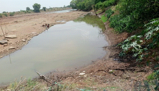 Photo of घटेरा स्टेशन पर यात्री और कर्मचारी पी रहे नदी का गंंदा पानी, क्षतिग्रस्त डेम एक साल बाद भी नहीं सुधरा