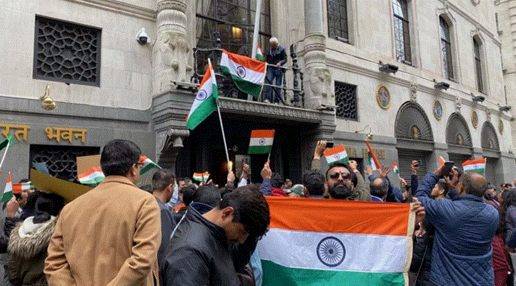 Photo of  ब्रिटेन में भारतीय उच्चायोग के के सामने जुटे भारतीय, एकजुटता का दिया संदेश