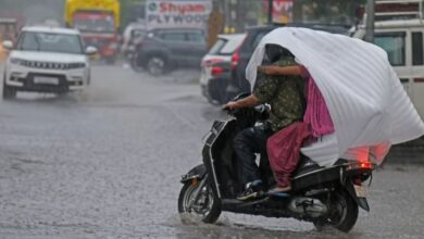 Photo of मुंबई में आंधी-तूफान के साथ तेज बारिश, लोकल ट्रेन सेवा बाधित