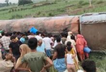 Photo of बिहार: अनियंत्रित होकर पलटा तेल टैंकर तो मच गई लूट की होड़