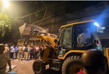 Photo of दिल्ली: सरोजिनी नगर मार्केट में सैकड़ों दुकानों पर चला बुलडोजर…