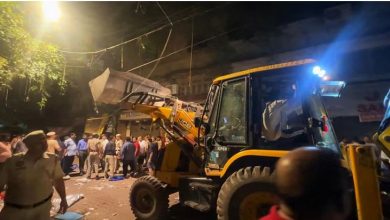 Photo of दिल्ली: सरोजिनी नगर मार्केट में सैकड़ों दुकानों पर चला बुलडोजर…