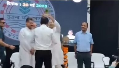 Photo of अपर मुख्य सचिव के सिर पर गमला! सीएम नीतीश ने स्वागत में मिले गमले से ये क्या किया?