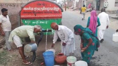 Photo of फतेहाबाद में गहराने लगा जलसंकट, ग्रामीण दूर दराज से ढो रहे पानी…
