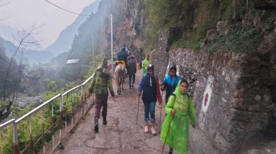 Photo of मौसम का अलर्ट…अधिक बारिश होने पर यात्रियों को सुरक्षित स्थानों पर रोकने के निर्देश