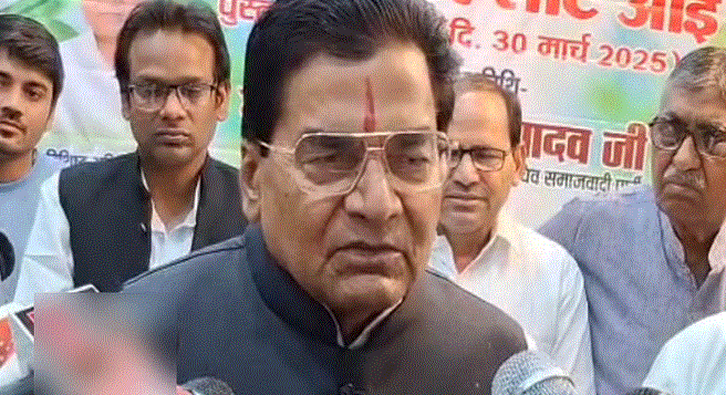 Photo of सैन्य अधिकारी व्योमिका सिंह पर प्रो. रामगोपाल यादव की टिप्पणी से विवाद, मैनपुरी में FIR की हुई मांग