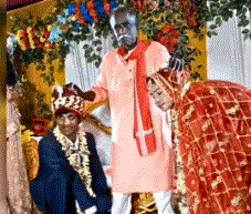 Photo of दूल्हा-दुल्हन से मिलने स्टेज पर पहुंचे चाचा, दिया ‘तहलका आशीर्वाद’, देखकर लोग नहीं रोक पाए हंसी!