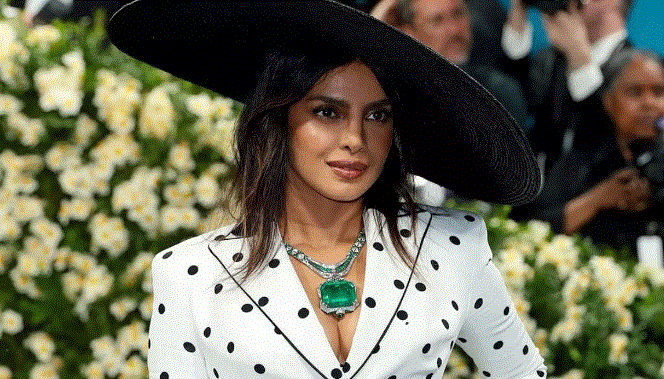 Photo of  रेड कार्पेट पर Priyanka Chopra ने बिखेरा पोल्का डॉट्स का जादू, निक के साथ क्यूट मोमेंट ने खींचा ध्यान