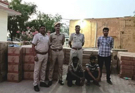 Photo of  पशु आहार की आड़ में हो रही थी शराब की तस्करी, 62 लाख के माल के साथ दो आरोपी गिरफ्तार