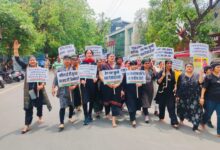 Photo of उत्तराखंड: बेटियों की इज़्ज़त बचाने को महिलाओं ने उतारी चप्पलें