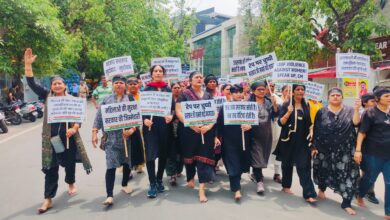 Photo of उत्तराखंड: बेटियों की इज़्ज़त बचाने को महिलाओं ने उतारी चप्पलें