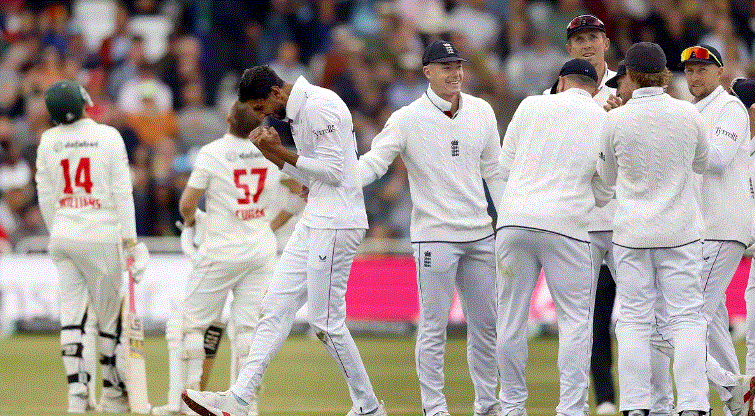 Photo of  इंग्‍लैंड के सामने जिंबाब्‍वे की एक न चली, एकमात्र टेस्‍ट के तीसरे ही दिन मेजबान ने दर्ज की विशाल जीत