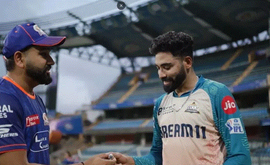 Photo of MI vs GT मुकाबले से पहले रोहित ने सिराज को दिया अनूठा गिफ्ट