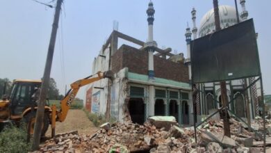 Photo of PWD की सड़क पर बनी अवैध मस्जिद और दरगाह पर चला योगी का बुलडोजर