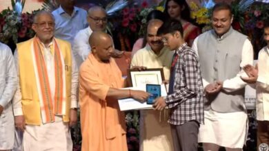 Photo of सीएम योगी ने मेधावियों को एक लाख रुपये, टैबलेट और प्रशस्ति पत्र देकर किया सम्मानित