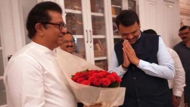 Photo of ठाकरे ब्रदर्स में सुलह के कयास के बीच फडणवीस की एंट्री, राज ठाकरे से मिलने पहुंचे सीएम