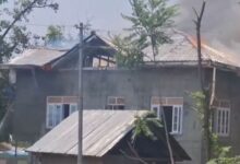 Photo of  पुलवामा के गुसू गांव में लगी भीषण आग; दमकल और पुलिस की टीम मौके पर, राहत कार्य जारी