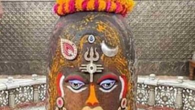 Photo of सूर्य, चंद्र और त्रिपुंड धारण कर सजे बाबा महाकाल, दिव्य स्वरूप का भक्तों ने किया दर्शन