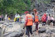 Photo of रुद्रप्रयाग-गौरीकुंड हाईवे पर मुनकटिया में भूस्खलन, मलबा आने से रास्ता बंद