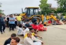 Photo of सड़कों की खस्ता हालत पर फूटा लोगों का गुस्सा, रायपुरा में जलभराव और गड्ढों से परेशान होकर रोड जाम किया
