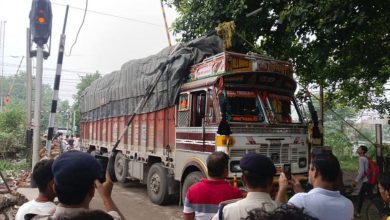 Photo of पटना में टल गया बड़ा रेल हादसा, तेज रफ्तार ट्रक ने हाईटगेज में मारी टक्कर