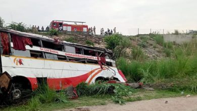 Photo of आगरा-लखनऊ एक्सप्रेस वे पर बड़ा हादसा, डबल डेकर बस बेकाबू हो रेलिंग तोड़ नीचे गिरी