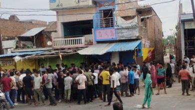 Photo of यूपी: घर में मिली परिवार के तीन लोगों की लाश, छह माह का बच्चा और बुजुर्ग महिला सुरक्षित